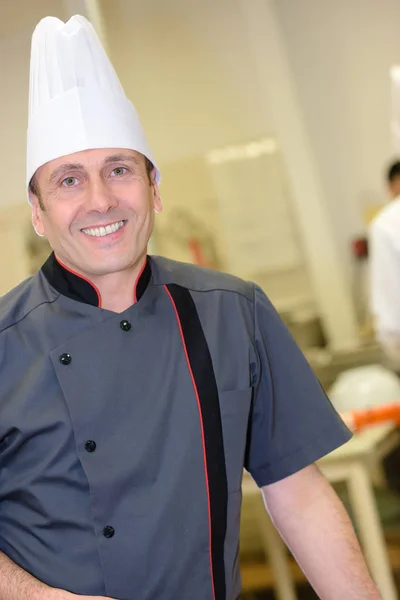 Chef confiado sonriendo y chef — Foto de Stock