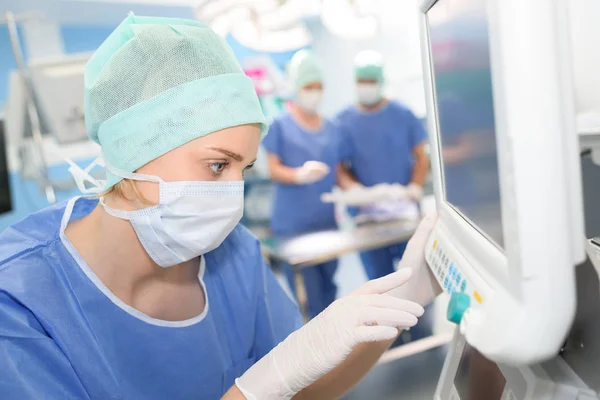 Хірург перевіряє ультразвуковий моніторинг серця під час операції — стокове фото