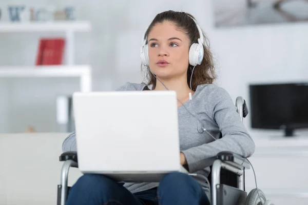 Deficiente deficiente menina com computador portátil — Fotografia de Stock