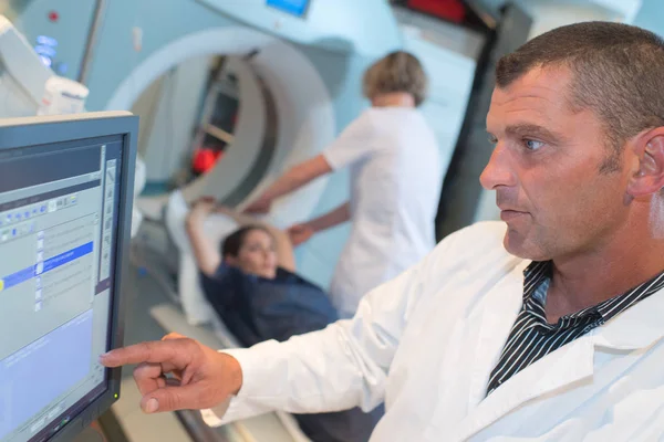 Bilgisayarlı tomografi veya MRI tarayıcı test analizi — Stok fotoğraf