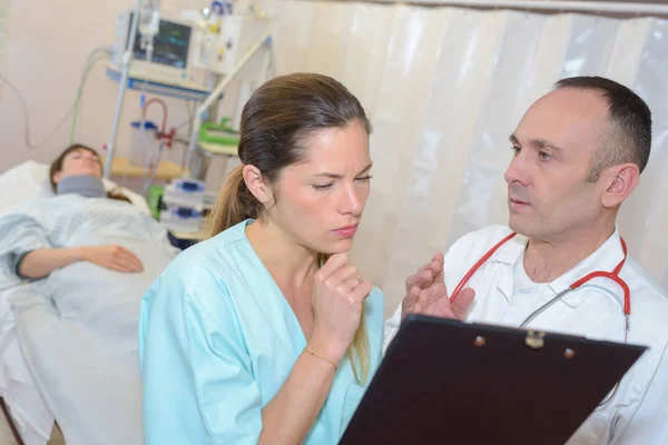 Medico che parla con un'infermiera — Foto Stock