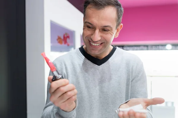 Щасливий чоловік тримає електронну сигарету — стокове фото