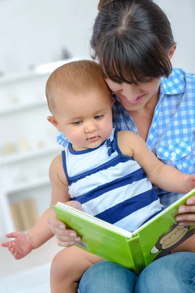 Matka dítě s knihou — Stock fotografie