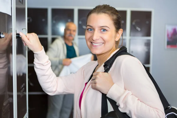 Portret van Sportvrouw op locker — Stockfoto