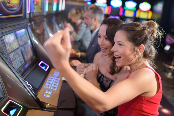 Kvinnor att vinna på spelautomater — Stockfoto