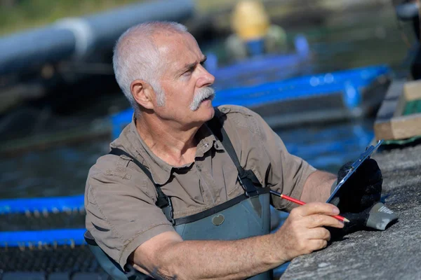 Piscicultor contando peces — Foto de Stock