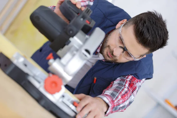 Falegname con sega circolare per legno — Foto Stock