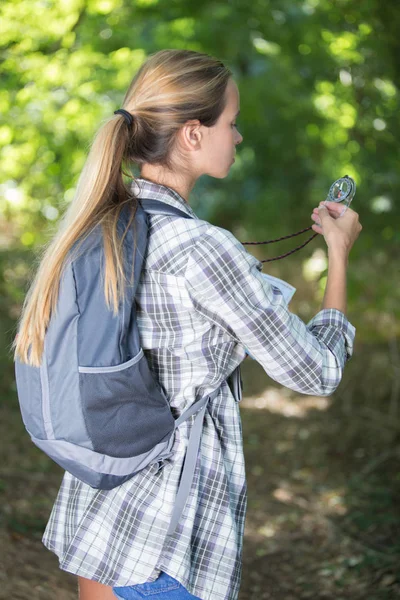 Mujer en el bosque con brújula — Foto de Stock