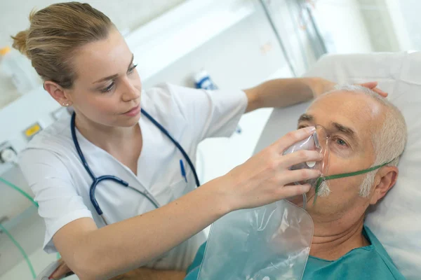 Paciente varón adulto en el hospital con máscara de oxígeno —  Fotos de Stock