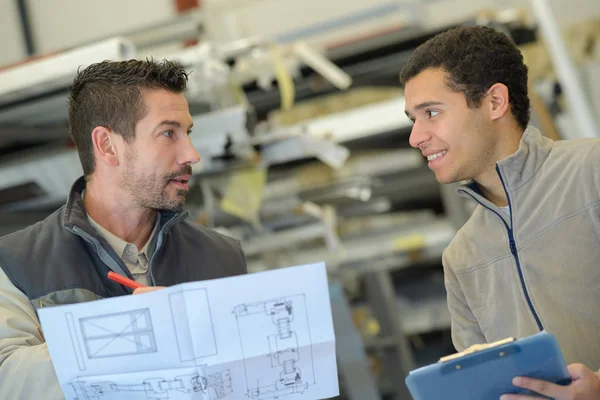 Industrieel ingenieur bespreken van een plan — Stockfoto