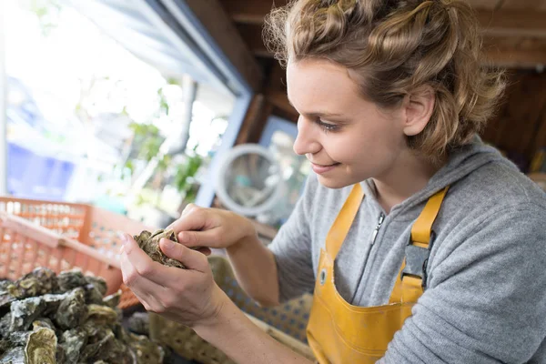 Mulher abrindo ostras e ostras — Fotografia de Stock