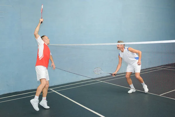 Quadras de badminton com jogadores competindo — Fotografia de Stock