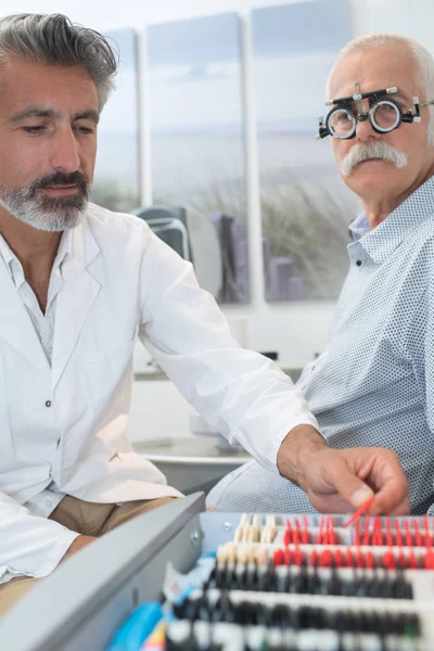 Gözlükçü cerrahi veren adam göz testi — Stok fotoğraf