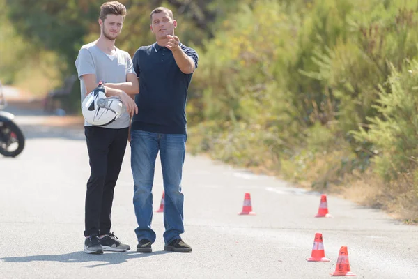 Fahrlehrer erklärt Mann die Übung im Motordrom — Stockfoto