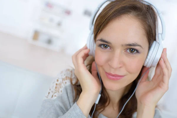 Mulher gosta de ouvir música por leitor de música — Fotografia de Stock