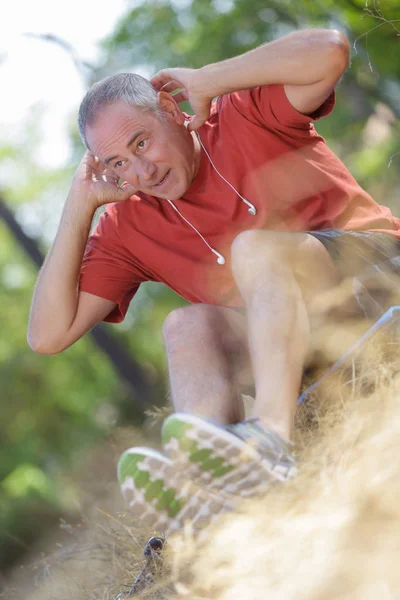 Hombre de mediana edad haciendo abdominales al aire libre —  Fotos de Stock