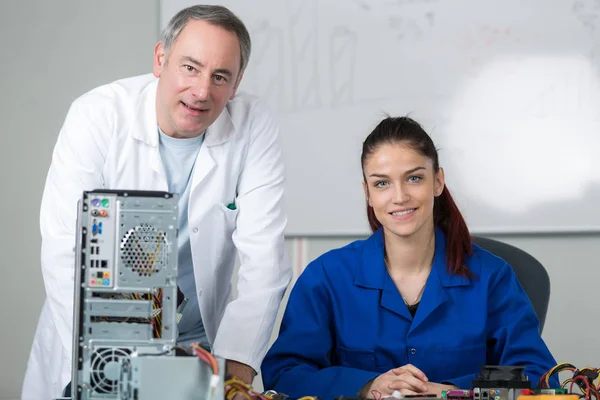 Selbstbewusster Student und Informatiklehrer — Stockfoto