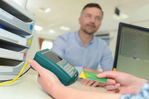 Patient paying the doctor by credit card — Stock Photo, Image