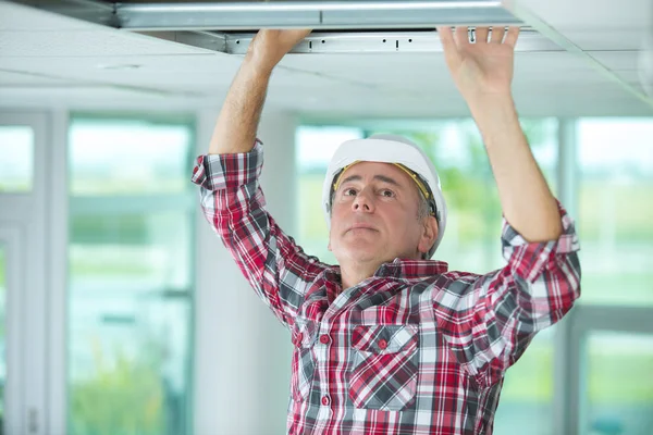 Lavoratore in casco — Foto Stock