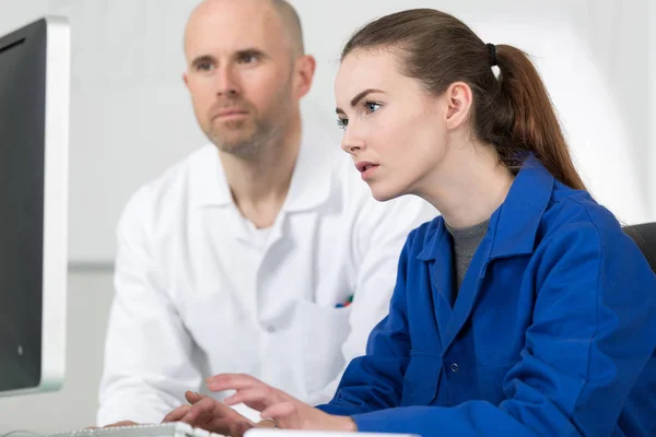 Istruttore che aiuta lo studente con il progetto di lavoro — Foto Stock