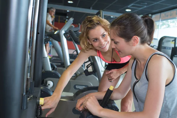 Hermosas mujeres en el gimnasio —  Fotos de Stock