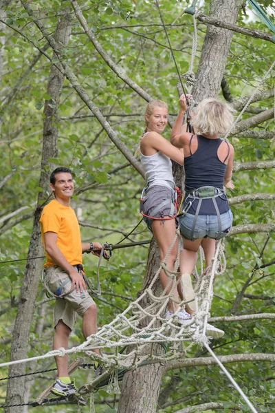 Jeune femme escalade dans le parc d'aventure — Photo