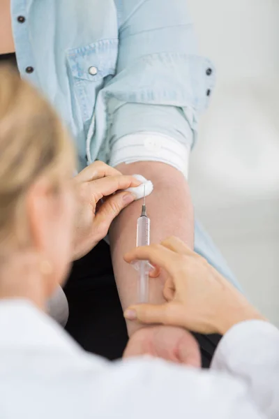 Aguja de la vacuna inyectada en el vaso sanguíneo —  Fotos de Stock