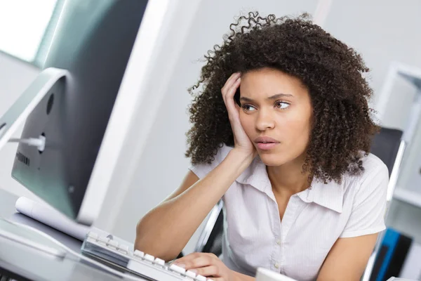Giovane imprenditrice stressata seduta in ufficio con relazione finanziaria — Foto Stock