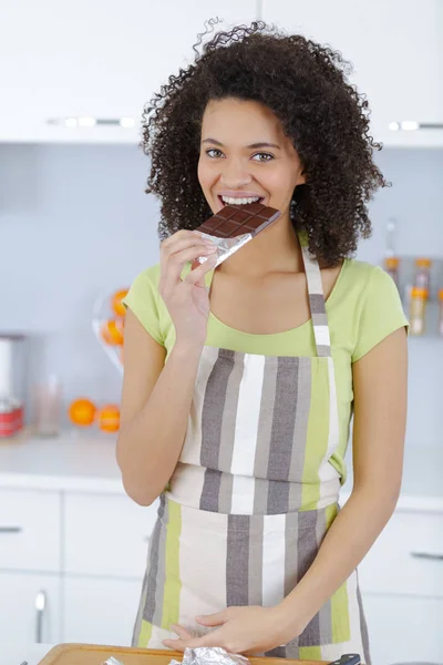 Sensuele aantrekkelijke jonge vrouw eten van chocolade — Stockfoto