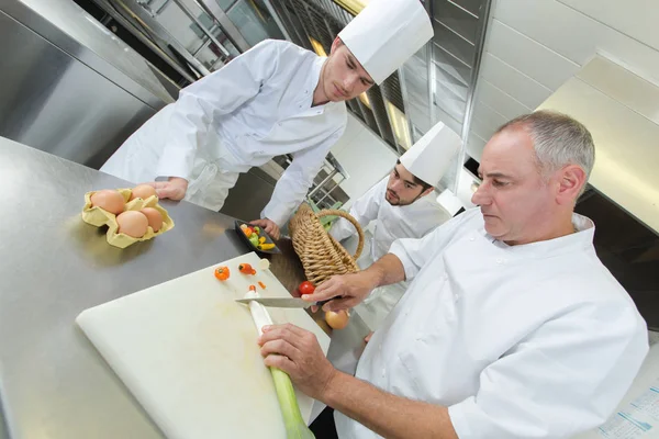 Chef mostrando a los asistentes cómo cortar verduras —  Fotos de Stock