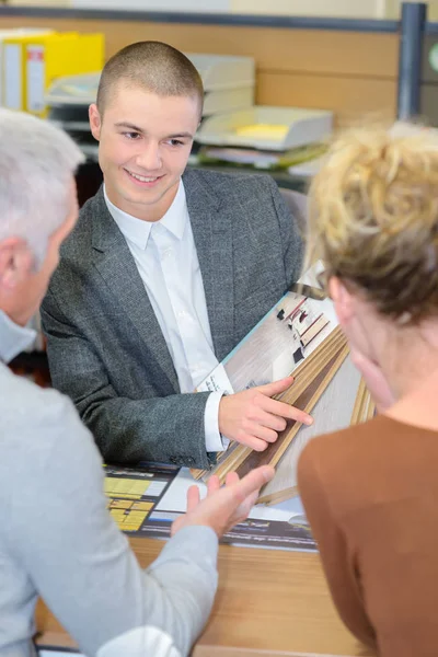 Ontwerper helpen paar om te kiezen van de vloer — Stockfoto