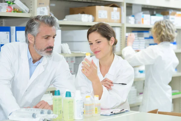 Farmacéuticas femeninas y masculinas en farmacia — Foto de Stock