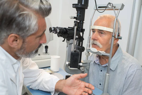 Consultazione con un oftalmologo — Foto Stock