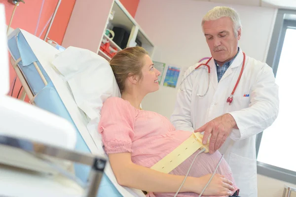 Schwangerer Bauch wird mit Maßband vermessen — Stockfoto