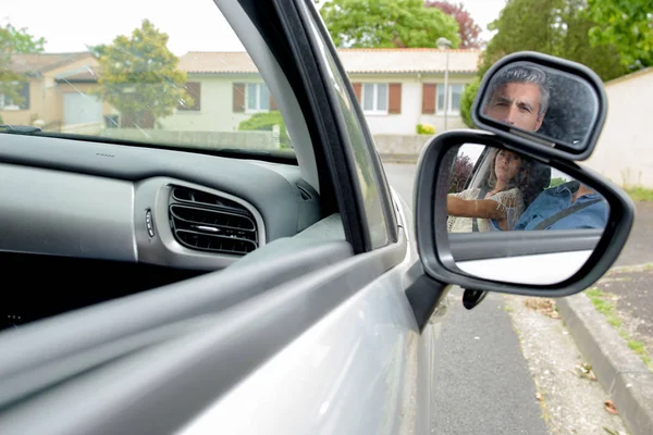 Молодая женщина получает урок вождения в машине — стоковое фото