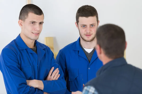 Jóvenes trabajadores manuales charlando — Foto de Stock