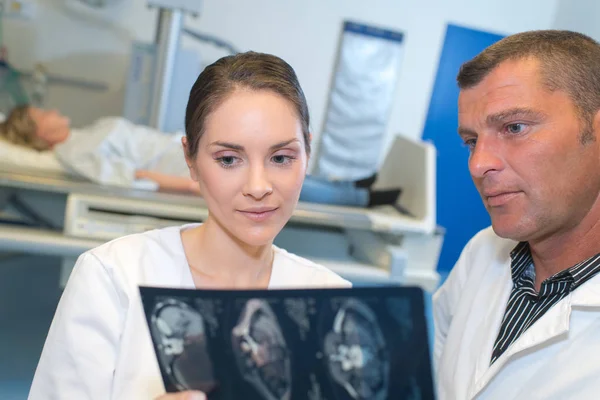 Médicos revisando pacientes con rayos X en la habitación del hospital — Foto de Stock