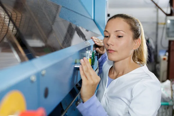 Mujer ingeniera en planta de acero —  Fotos de Stock