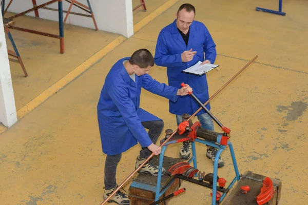 Stagiair in plaatstaal fabriek — Stockfoto