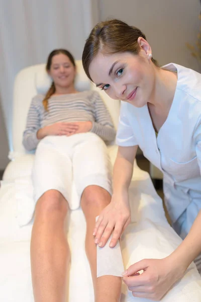 Mujer en un salón de belleza haciendo depilación — Foto de Stock