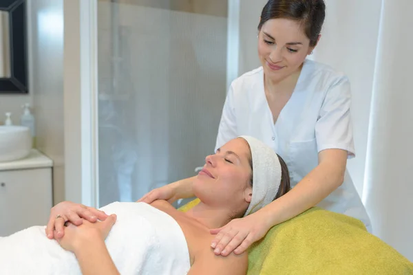 Mooie jonge vrouw krijgen spa massage — Stockfoto