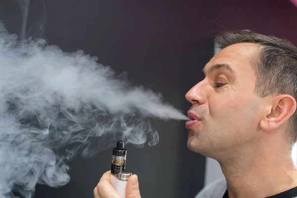 Man exhaling vapor from an electronic cigarette — Stock Photo, Image