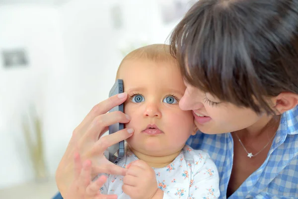 Мама ребенок с телефоном — стоковое фото