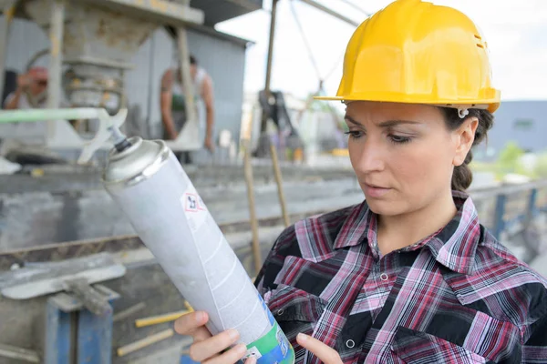 Ragazza con casco maschera e spray — Foto Stock