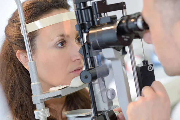 У женщины проверка зрения — стоковое фото