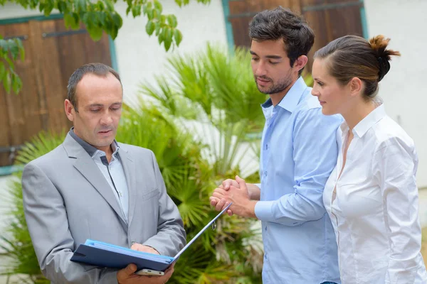 Echtpaar met menu keuze van gerechten in restaurant — Stockfoto