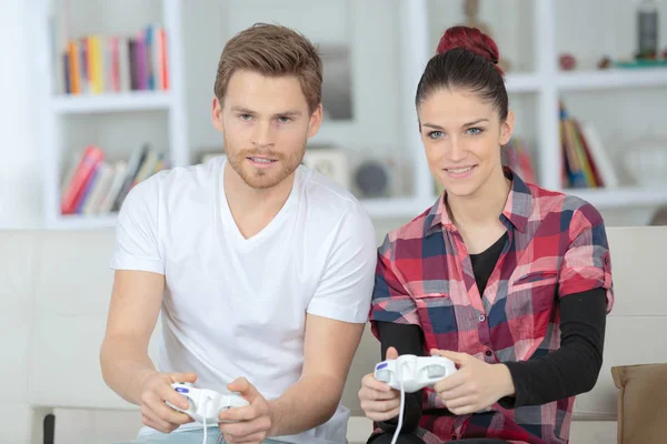 快乐的年轻夫妇玩电子游戏 — 图库照片