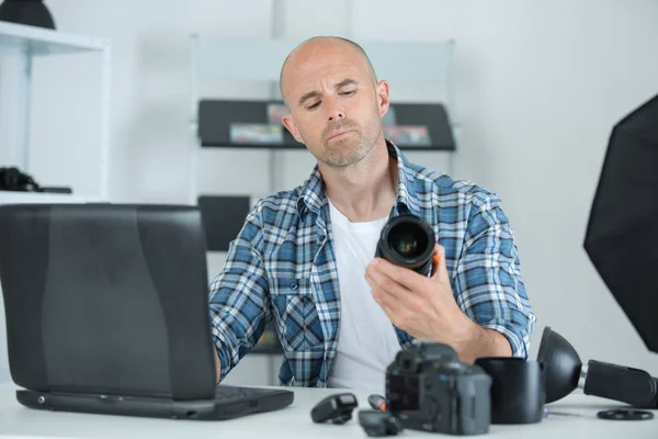 Um fotógrafo profissional ajusta a câmera antes de atirar — Fotografia de Stock