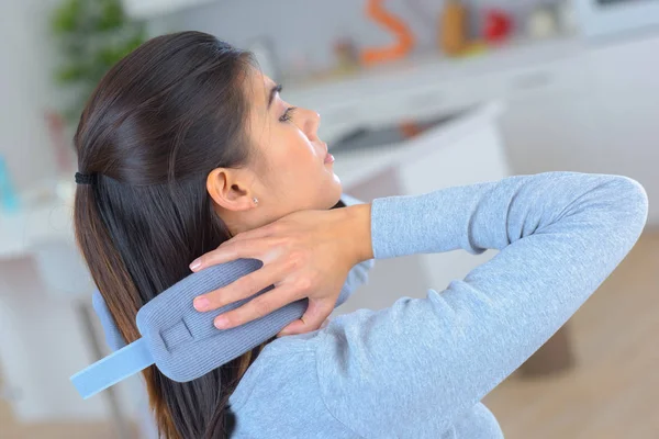 Jeune femme portant un collier cervical — Photo