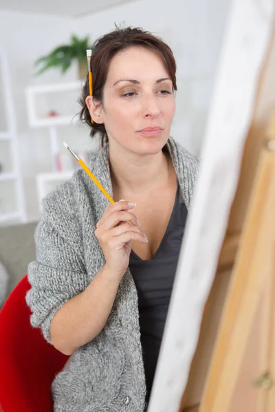 Dibujo del pintor femenino en el estudio de arte con facilidad —  Fotos de Stock